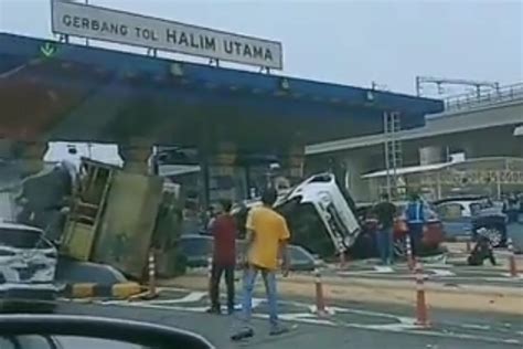 kecelakaan di gerbang tol halim utama