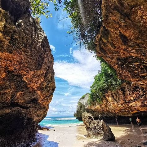 Keunikan Batu Karang di Pantai Suluban