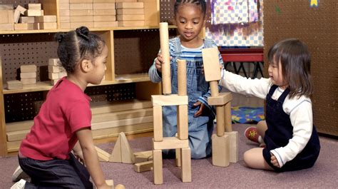 ブロックを使って協力しながら遊ぶ5歳児クラスの園児