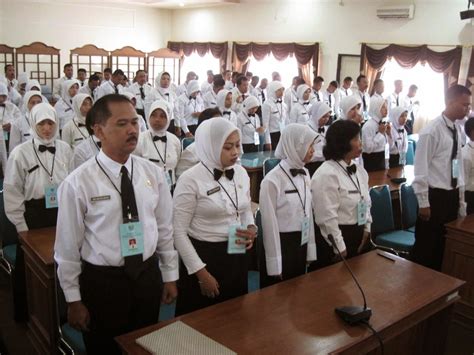 Pegawai negeri sipil Malaysia yang sedang mengajar