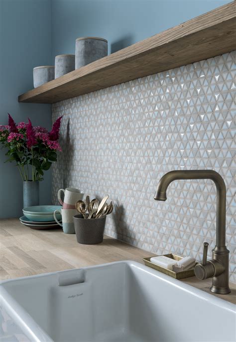 Famous Kitchen Tiles And Fitting Ideas