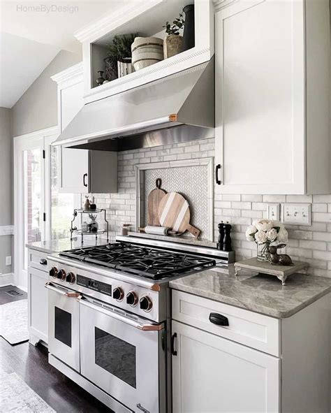 Kitchen Backsplash With Accent Behind Stove