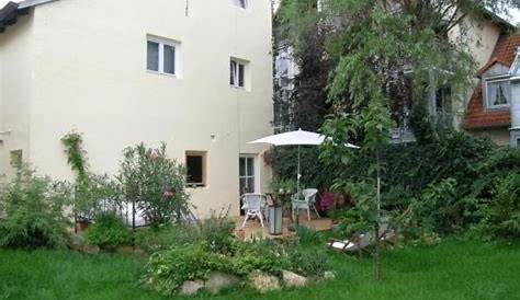 Kleines Haus mit Garten stockbild. Bild von bungalow - 10796337