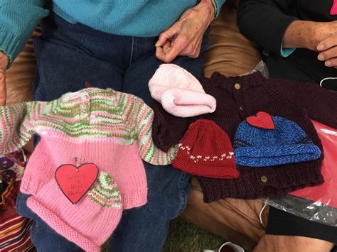 Knitting for Munich warm hats for refugees Åsa Tricosa