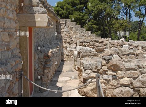 knossos was excavated by