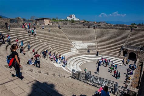 knowledgeable tour guide Pompeii