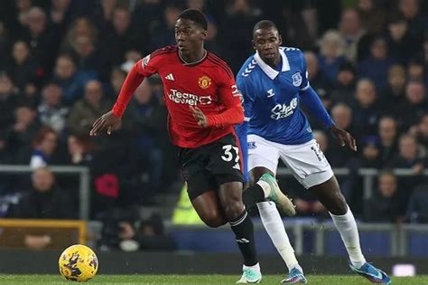 kobbie mainoo vs everton