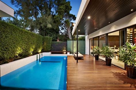 kolam renang minimalis belakang rumah
