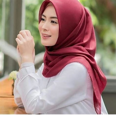 Kombinasi Hijab Segi Empat dengan Busana Lebaran