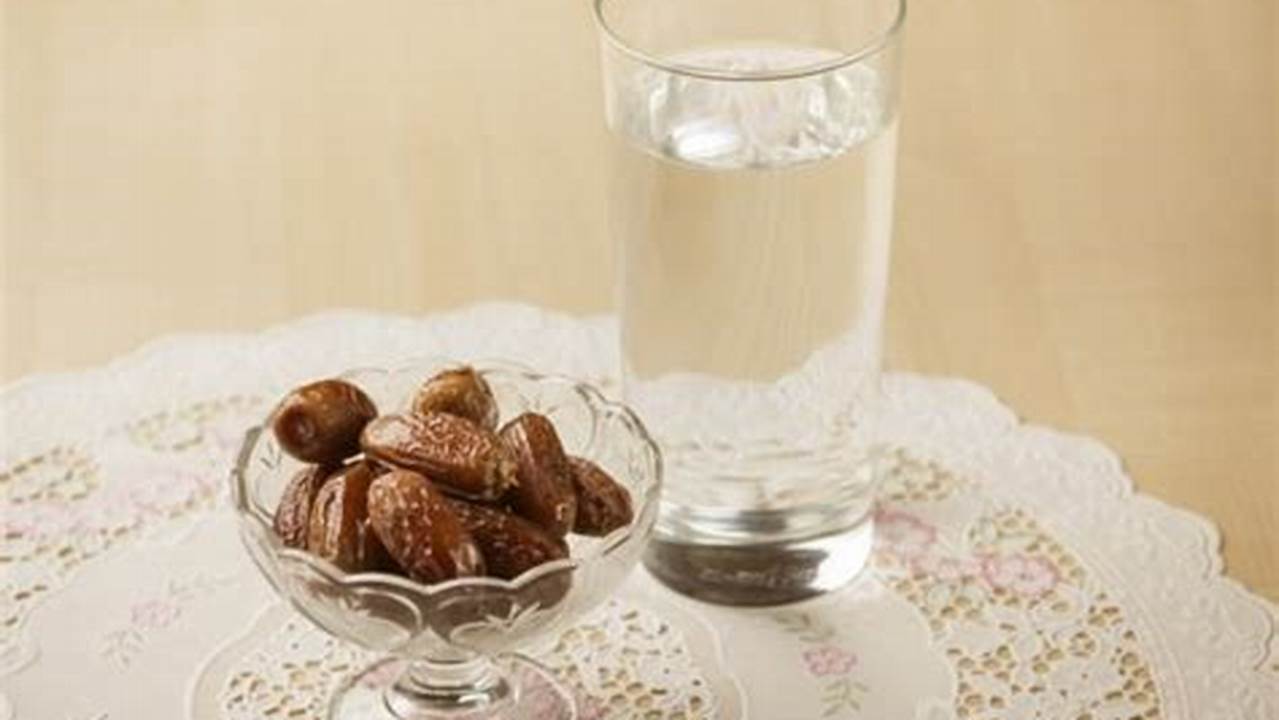 Tips Minum Air Putih dan Makan Kurma saat Puasa