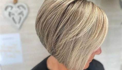 Kurzer gestufter Bob mit vielen Highlights – Friseur & Kosmetik eG