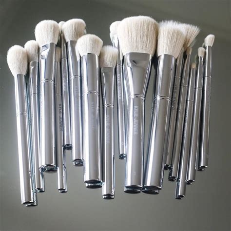 kylie jenner makeup brush