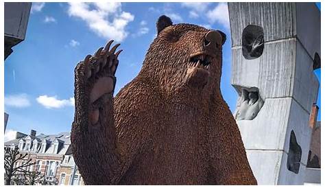 Paris : un ours polaire affamé prend ses quartiers place de la Bourse