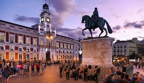 Puerta del Sol / Sun Square (Madrid) - The best places in Spain