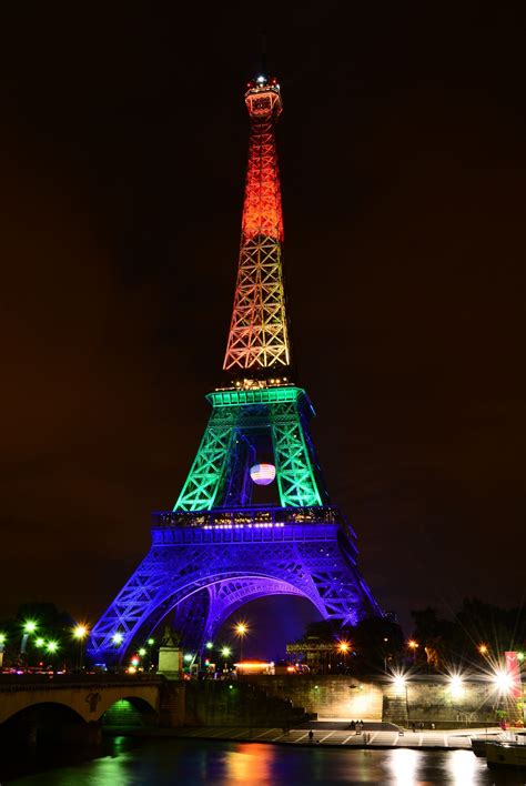La Tour Eiffel aux couleurs de l'Euro de football et de ses fans