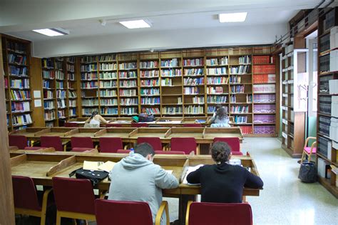 la biblioteca de la universidad es