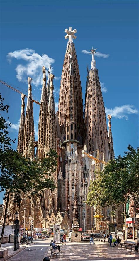 la iglesia de la sagrada familia en barcelona