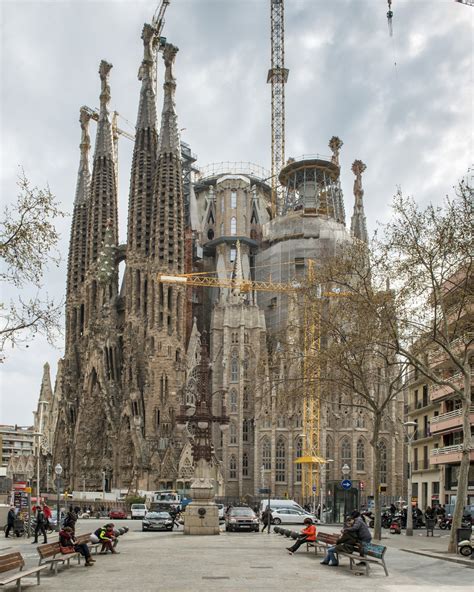 la sagrada familia hours of operation