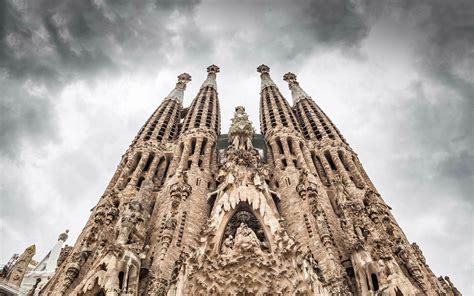 la sagrada familia which tower to visit