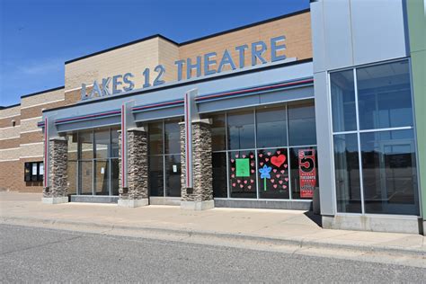 lakes 12 theatre