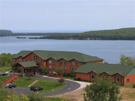 lakeside upper peninsula hotels resorts
