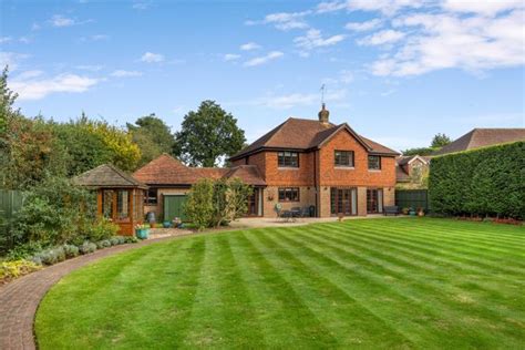 Lambourne Drive Cobham