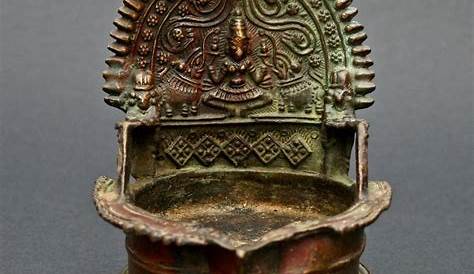 Lampe A Huile Bronze Reliefs Recto Verso Inde Xixeme Signe Logo