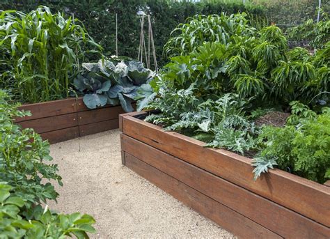 5 Pretty Landscaping Ideas for Your Raised Beds
