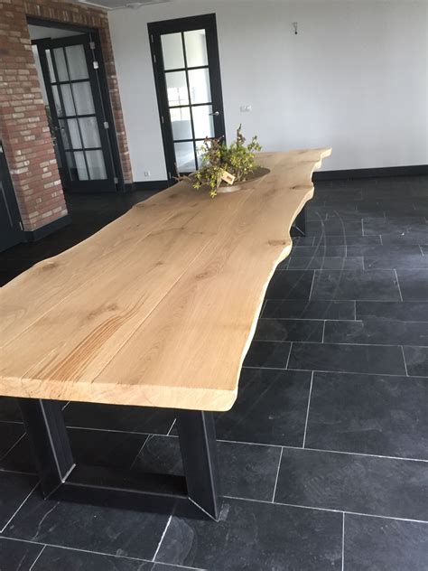 lange tafel met stoelen