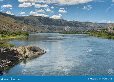 largest river in the pacific northwest