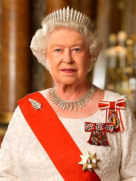 La reine Elisabeth II le jour de son couronnement, avec les attributs