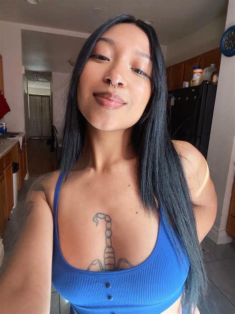 Exposed! Whitney Cummings’ Unfiltered Moment: The Bizarre World of Celebrity Nakedness Exposed!