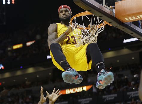 lebron james dunking the ball