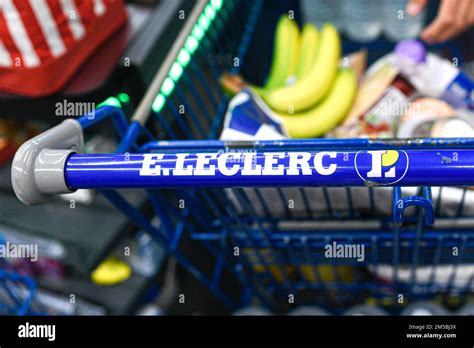 Leclerc shopping cart editorial photo. Image of chain 52717801