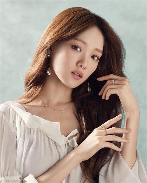 lee sung kyung age