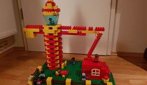 Hier siehst du einen Kran bzw. Baukran auf einer Baustelle aus LEGO