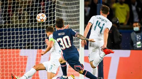 leo messi scores his first goal for psg