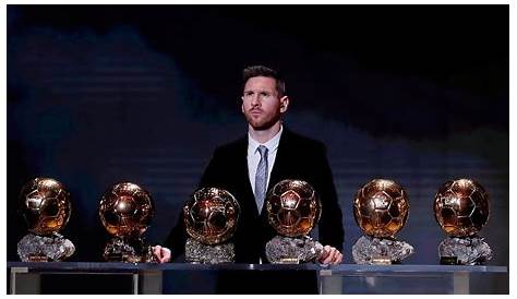 La photo de Lionel Messi qui pose avec ses quatre Ballons d'Or