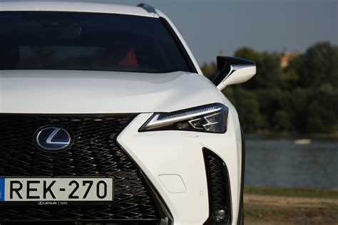 Test Drive 2020 Lexus UX 250h Luxury Getting Down