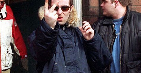 liam gallagher sticking two fingers up