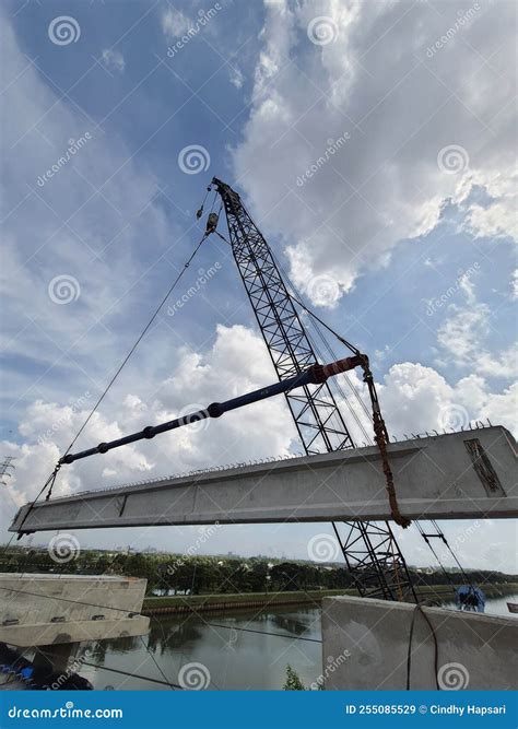 Lifting Crane To
