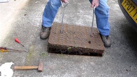 Lifting drain cover