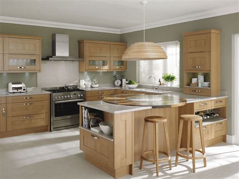 This light oak kitchen creates a modern look whilst still giving the