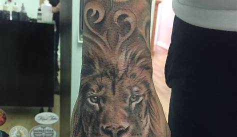 Roaring lion hand tattoo Tatuagem na mão, Tatuagem na