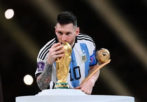 lionel messi kiss world cup trophy