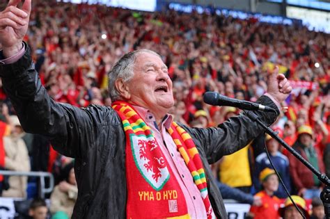 listen to dafydd iwan yma o hyd