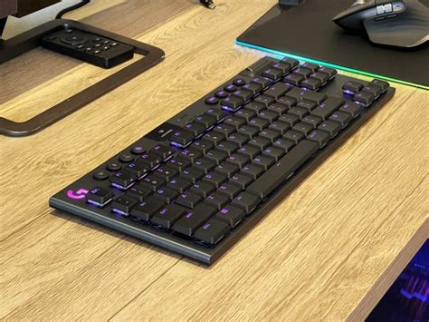 Logitech G915 TKL Tenkeyless LIGHTSPEED Wireless TKL RGB Mechanical