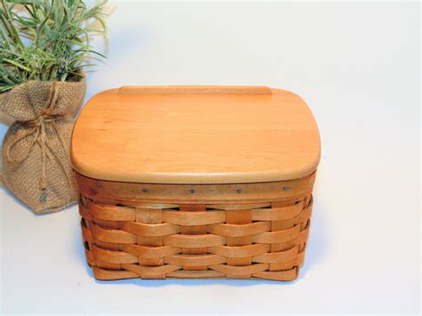 Pre owned Longaberger recipe box. Has lid, linear, and
