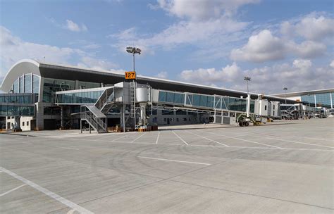 luanda international airport 2003