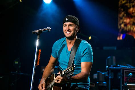 luke bryan singing show